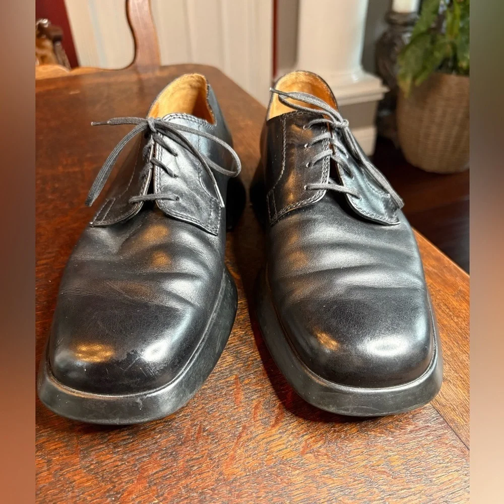Tod’s- Classic Black Leather Oxford Shoes with a Thick Sole. Size US 7.5